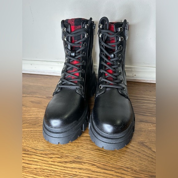 NWOB Marc Fisher Women's Aboli 2 Black Buffalo Plaid Combat Lace-up Boots Size 8 - Picture 3 of 7